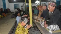 Komunitas Islam Kejawen Paguyuban Resik Kubur Rasa Sejati (PRKRS) Kalikudi, Adipala, Cilacap, dalam ritual Sungkem, malam Jumat Kliwon. (Liputan6.com/Muhamad Ridlo)