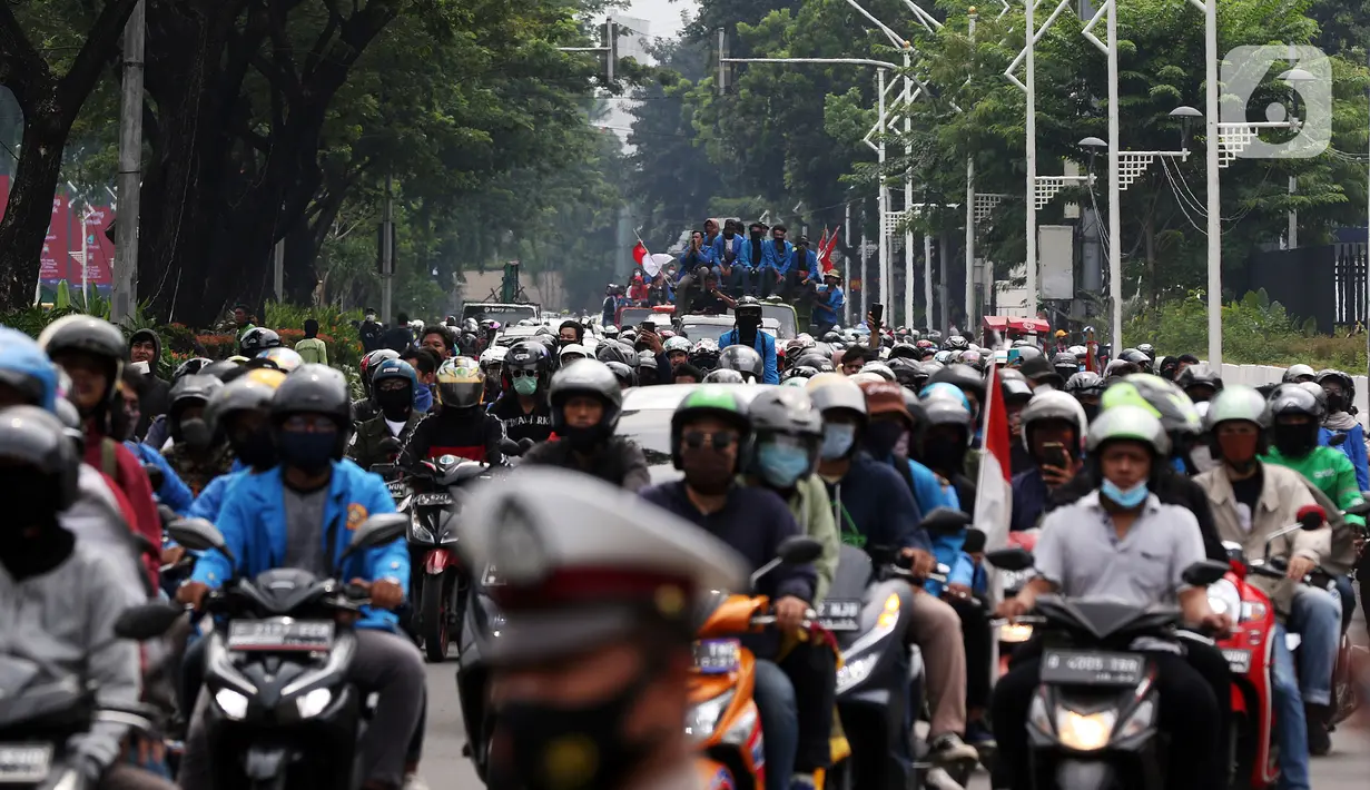 Mahasiswa menaiki sejumlah kendaraan saat konvoi menuju Gedung DPR/MPR, Jakarta, Kamis (8/10/2020). Mahasiswa ini rencananya akan menggelar aksi menolak UU Cipta Kerja. (Liputan6.com/Johan Tallo)