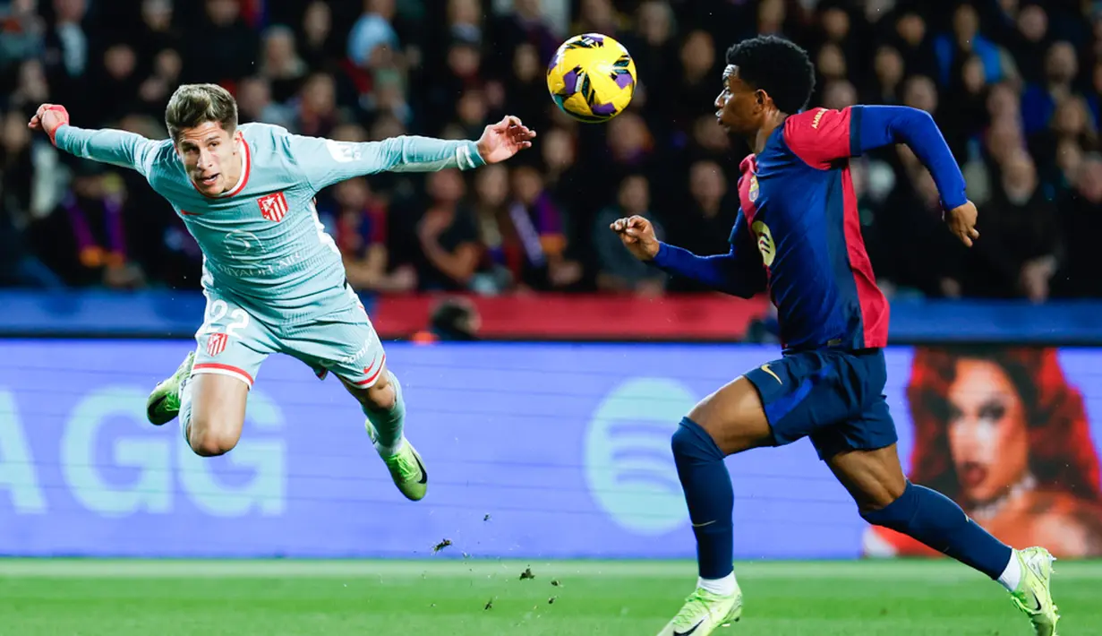 Atletico Madrid ke puncak klasemen usai secara dramatis mengalahkan Barcelona dengan skor 2-1. (AP Photo/Joan Monfort)