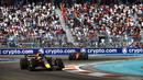 <p>Verstappen juga mampu menahan tekanan berat dari Charles Leclerc menjelang garis finis, yaitu setelah Safety Car muncul akibat kecelakaan antara Lando Norris (McLaren) yang disenggol oleh Pierre Gasly (Scuderia AlphaTauri) pada lap ke-41. (Getty Images via AFP/Mark Thompson)</p>