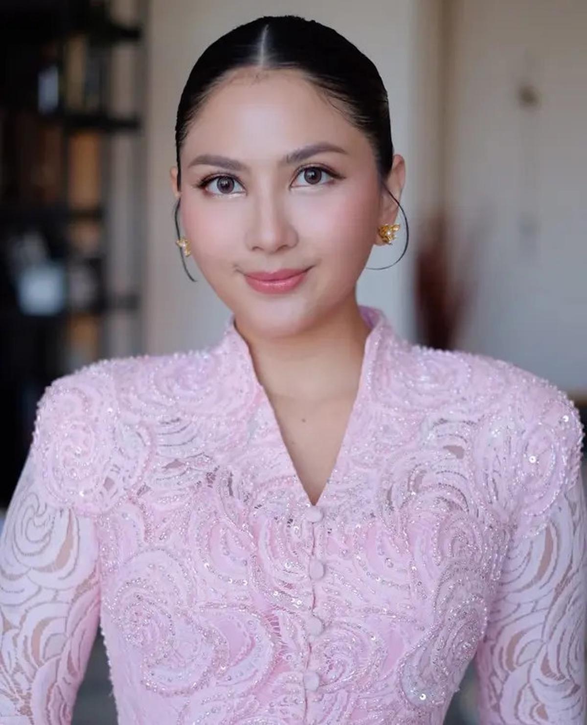 6 Potret Jessica Mila di Pembaptisan Putrinya, Padukan Songket dan Kebaya Pink