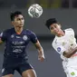 Tertinggal dua gol membuat Persebaya mencoba mencari celah pertahanan Arema. Tapi, mereka masih kesulitan dengan pertahanan rapat lawan. (Bola.com/Bagaskara Lazuardi)