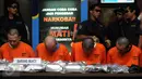 Empat tersangka terduga pengedar narkotika jenis sabu diperlihatkan saat rilis di gedung BNN Jakarta, Rabu (4/5/2016). Dari tersangka, petugas BNN menyita 12,3 kg narkotika jenis sabu, 3,8 gram ganja dan 2 butir ekstasi. (Liputan6.com/Helmi Fithriansyah)
