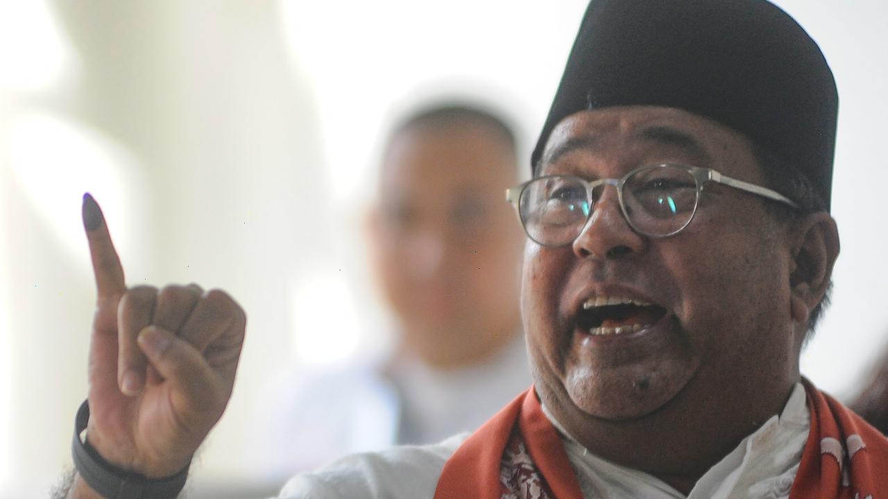 Rano Karno nyoblos di TPS 65 Lebak Bulus saat Pilkada Jakarta 2024