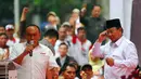 Abu Rizal Bakrie dan Prabowo saling memuji satu sama lain saat berorasi di acara deklarasi dukungan dari Aliansi Rakyat Bersatu (ARB) dan Merah Putih Sejati (MPS) di Tugu Proklamasi Jakarta, Selasa (10/6/2014) (Liputan6.com/Miftahul Hayat)