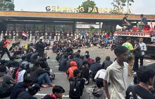 Berbaju Hitam Duduk di Tengah Jalan, Potret Pendemo 'Lesehan' di gerbang Pancasila DPR Usai Dipukul Mundur Aparat