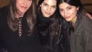 Nah ini saat Kendall Jenner dan Kylie Jenner berpose tanpa makeup dengan Caitlyn Jenner. (instagram/caitlynjenner)