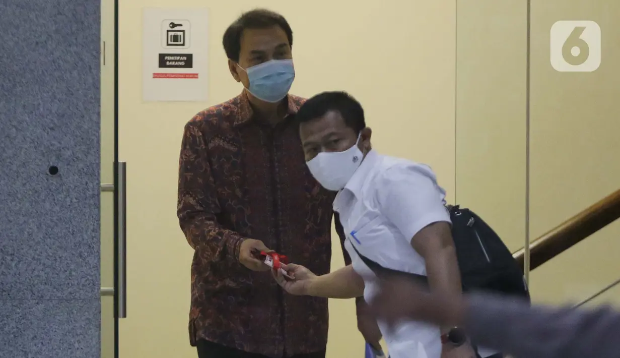 Wakil Ketua DPR RI, Azis Syamsuddin (kiri) usai menjalani pemeriksaan di Gedung KPK, Jakarta, Rabu (9/6/2021). Azis Syamsuddin diperiksa sebagai saksi terkait kasus dugaan suap penanganan perkara yang menyeret penyidik KPK dari unsur Polri, Stefanus Robin Pattuju. (Liputan6.com/Helmi Fithriansyah)