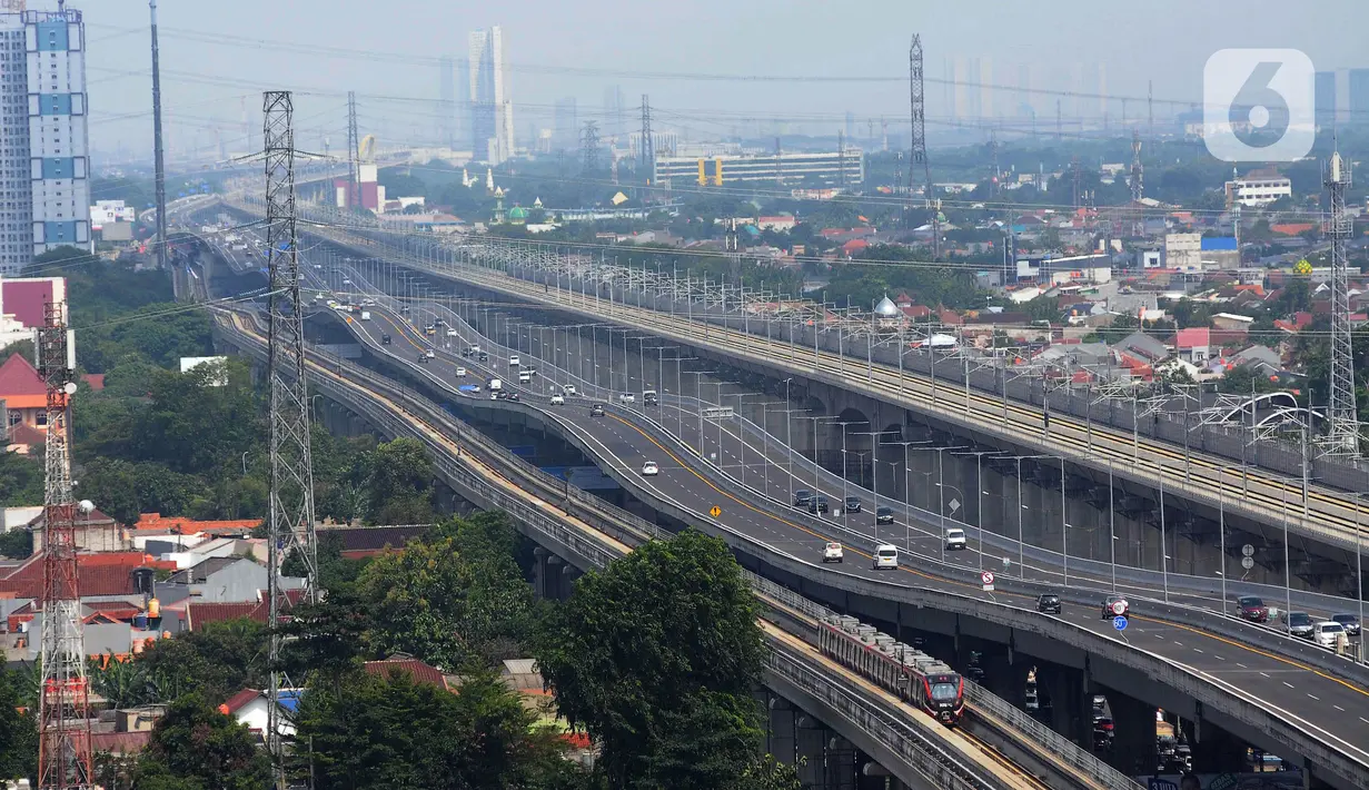 Sejumlah kendaraan melintas di Jalan Tol Layang Mohamed Bin Zayed (MBZ) dan Tol Jakarta-Cikampek di Bekasi, Jawa Barat, Kamis (22/2/2024). (merdeka.com/Imam Buhori)