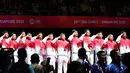 Pebulutangkis putra Indonesia saat Indonesia Raya dikumandangkan setelah pengalungan medali emas. (Bola.com/Arief Bagus)