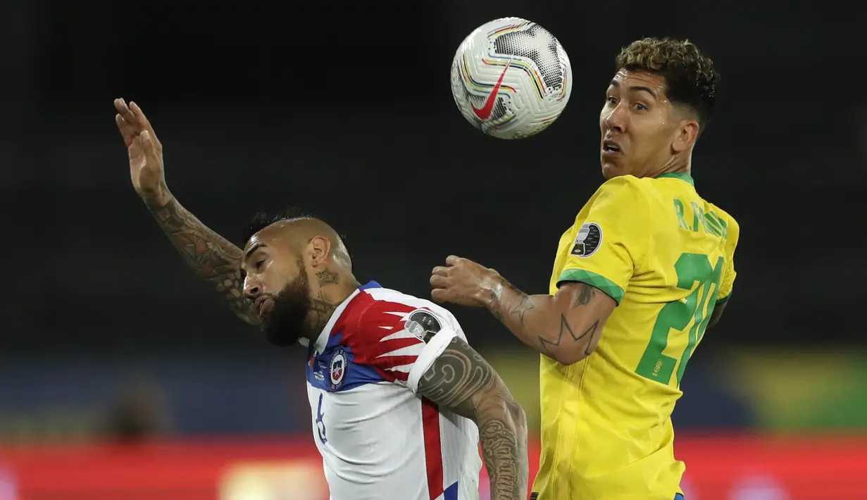 Penyerang timnas Brasil, Roberto Firmino dan gelandang Chile, Arturo Vidal berebut bola pada perempat final Copa America 2021 di Stadion Nilton Santos, Sabtu (3/7/2021) pagi WIB. Timnas Brasil lolos ke babak semifinal Copa America 2021 berkat kemenangan 1-0 atas Chile. (AP Photo/Silvia Izquierdo)