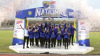 CEO & Founder DBL Indonesia, Azrul Ananda, berfoto bersama 16 pelajar berstatus juara pada Energen Champion SAC Indonesia National Championship yang akan diberangkatkan ke Australia mengikuti training camp. (Ist)
