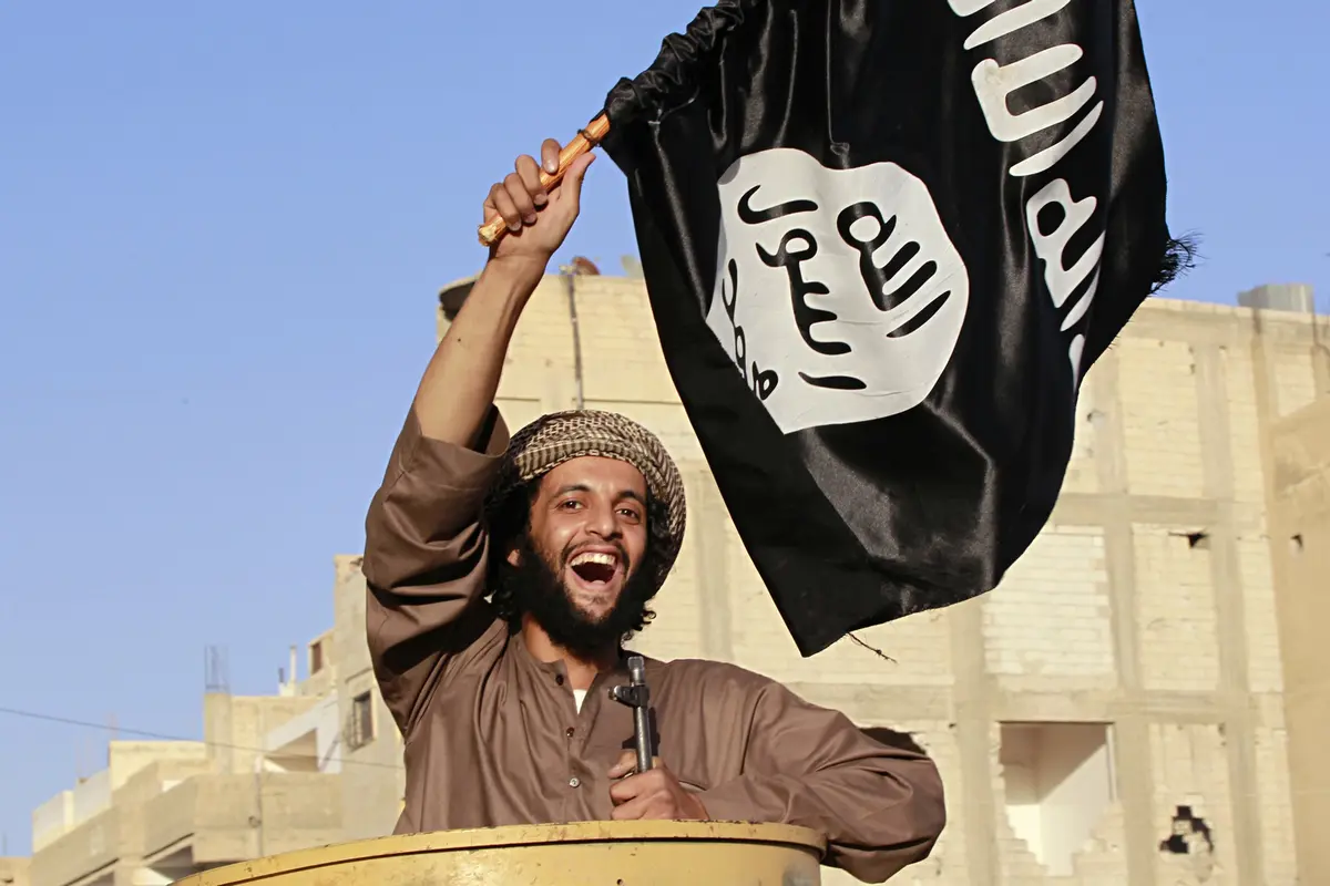 Kocak! Lagi Serius Perang, Pejuang ISIS Ini Jatuh dari Mobil Bak