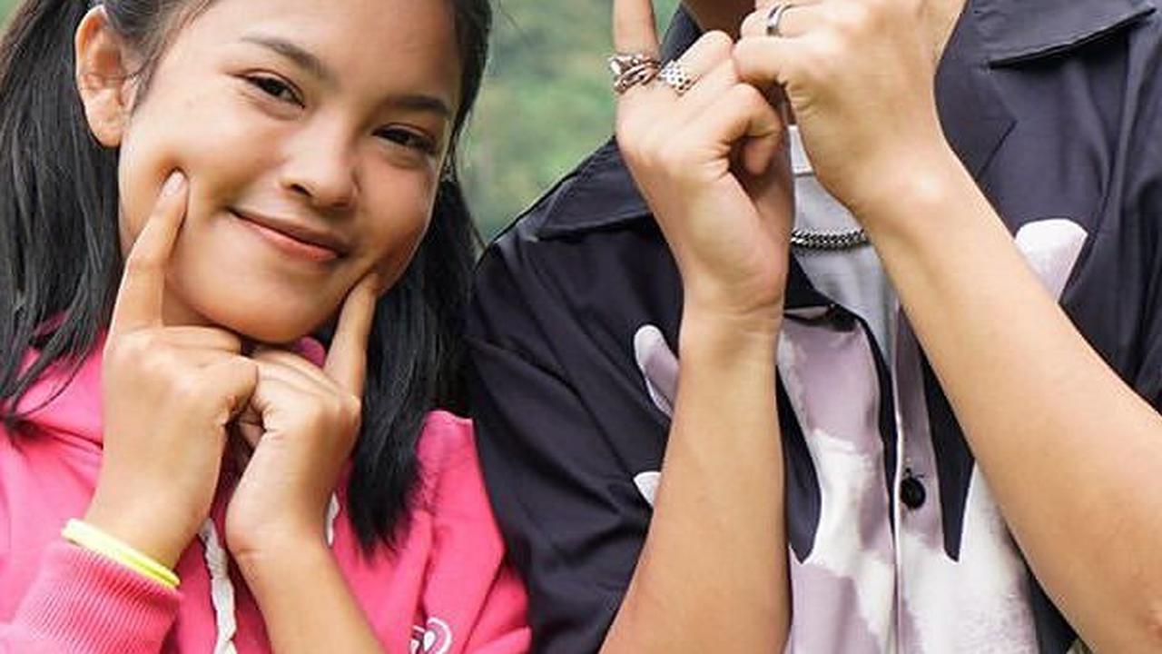 Tak lagi saling iseng, kali ini Afan dan Novia dengan kompak bergaya tersenyum manis.