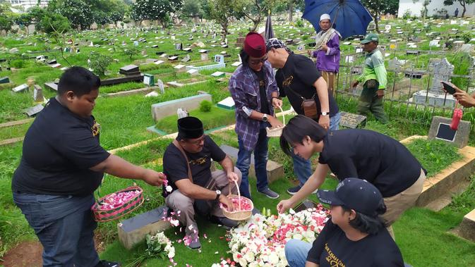 Keluarga Si Doel ziarah ke makam Benyamin S di TPU Karet Bivak, Jakarta Pusat