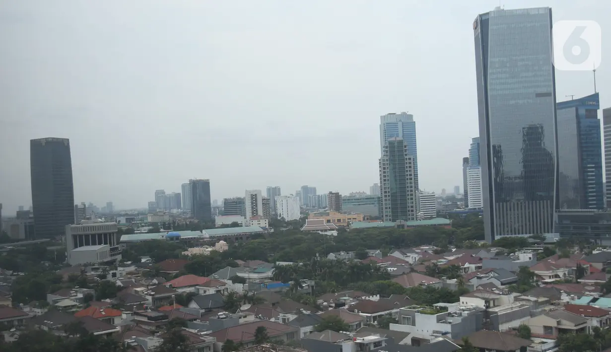 Suasana gedung bertingkat di kawsan Jakarta, Kamis (26/12/2019). Pemerintah memproyeksi pertumbuhan ekonomi tahun depan di kisaran 5,2%, berada di bawah target APBN 2020 sebesar 5,3%.  (Liputan6.com/Angga Yuniar)