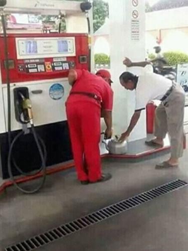 Wadah Nyeleneh Saat Isi Bensin di SPBU Ini Kocak Abis, Cuma Di Indonesia