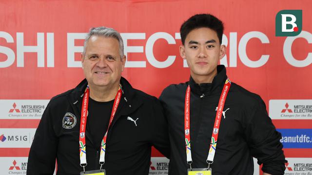 Pelatih Filipina, Albert Capellas Herms, dan pemain Filipina, Sandro Reyes