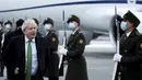 Perdana Menteri Inggris Boris Johnson tiba di Kyiv, Ukraina, Selasa (1/2/2022).  Johnson dijadwalkan bertemu dengan Presiden Ukraina Volodymyr Zelenskyy di tengah meningkatnya ketegangan dengan Rusia. (Peter Nicholls/Pool Photo via AP)