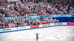 Dikutip dari USA Today, Yuzuru Hanyu lahir pada 7 Desember 1994 di Sendai, Jepang. Anak dari pasangan Hidetoshi Hanyu dan Yumi Hanyu ini diketahui telah belajar skating sejak usia empat tahun. (AFP/Philip Fong)