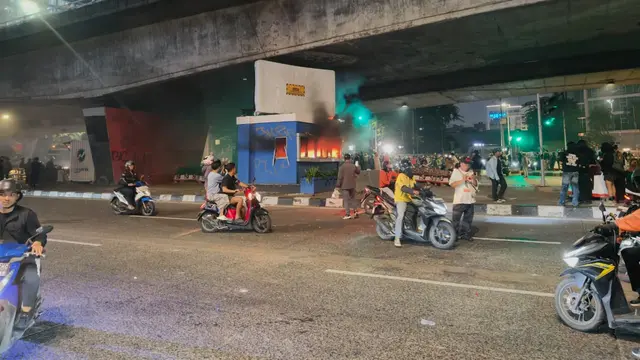 Pos Polisi di Bawah Flyover Slipi Dibakar