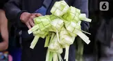 Pedagang menjual kulit ketupat di Pasar Palmerah, Jakarta, Selasa (9/4/2024). (Liputan6.com/Angga Yuniar)