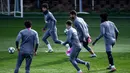 Pemain depan Atletico Madrid, Joao Felix menggiring bola saat mengikuti latihan dan rekan satu timnya di Atletico de Madrid Sports City di Majadahonda (25/11/2019). Atletico Madrid akan bertanding melawan wakil Italia, Juventus pada Grup D Liga Champions di Allianz Stadium. (AFP/Oscar Del Pozo)