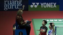 Kevin Sanjaya memprotes wasit atas pengajuan challenge yang diajukan oleh Li Junhui/Liu Yuchen sementara poin sudah diputuskan. ( Bola.com/Peksi Cahyo )