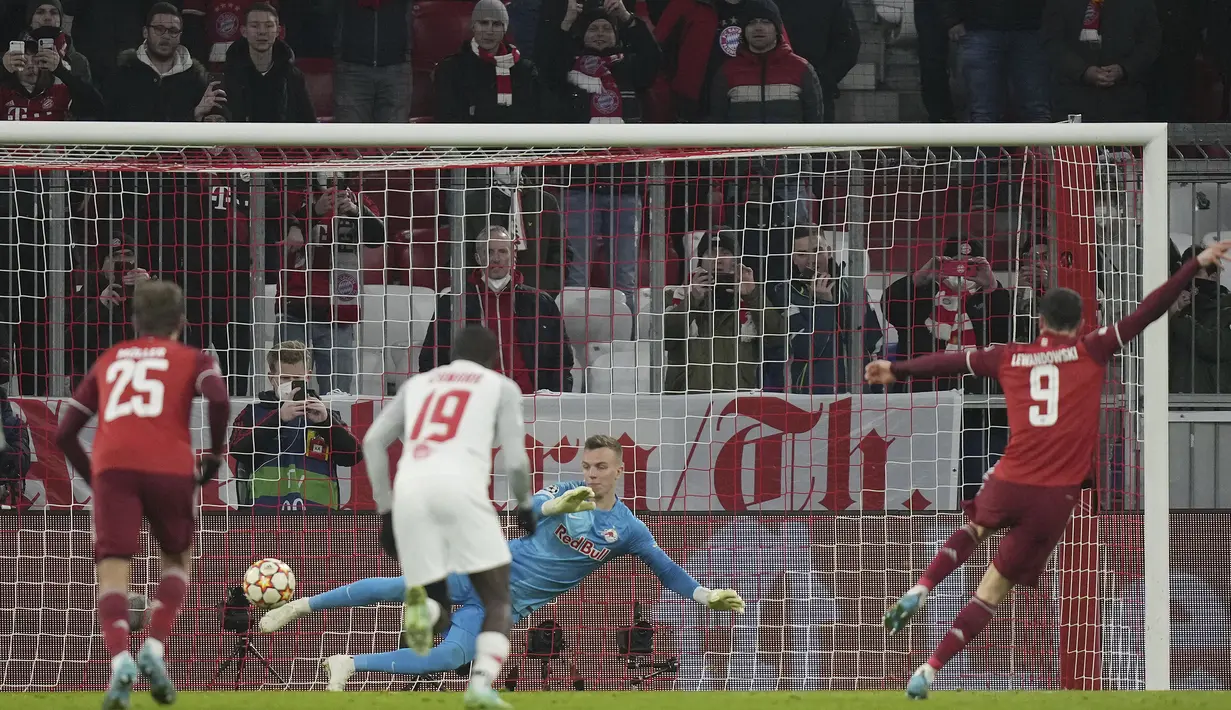 7-1. Kemenangan besar terbaru terjadi saat Bayern Munchen menang 7-1 atas tamunya RB Salzburg di leg kedua babak 16 Besar Liga Champions 2021/2022, 8 Maret 2022. Bintang dalam laga tersebut adalah striker andalan mereka, Robert Lewandowski yang mencetak hattrick. (AP/Matthias Schrader)