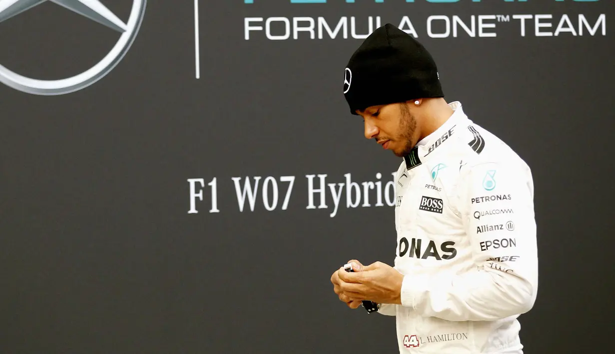Pebalap Mercedes, Lewis Hamilton mencatat waktu 1m26,295s dari 99 lap pada sesi terakhir hari ke-4 test pramusim di Sirkuit Catalunya, Barcelona, Spanyol, Kamis (25/2/2016).  (EPA/Alejandro Garcia)