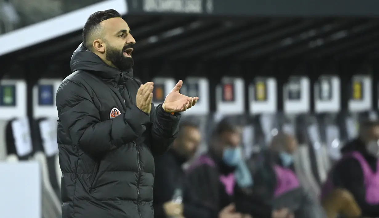 Asisten pelatih Shakhtar Donetsk, Vitor Jose Santos Severino, terus memberi semangat para pemainnya dalam laga lanjutan Liga Champions 2020/21 Grup B melawan Borussia Moenchengladbach di Moenchengladbach, Jerman, Kamis (26/11/2020). Shakhtar kalah 0-4 dari Gladbach. (AFP/Ina Fassbender)