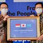 Menteri Kesehatan RI Budi Gunadi Sadikin menerima bantuan refrigerator dari Pemerintah Jepang secara simbolis di Jakarta International Container Terminal (JICT), Minggu (26/6). (Foto: dok. Kemenkes RI)