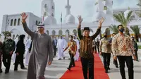 Presiden Joko Widodo atau Jokowi dan Presiden Uni Emirate Arab (UEA) Mohammed bin Zayed Al Nahyan (MBZ) meresmikan Masjid Raya Sheikh Zayed yang berlokasi di Solo Jawa Tengah, Senin (14/11/2022). (Fotografer Pribadi Presiden-Agus Suparto)