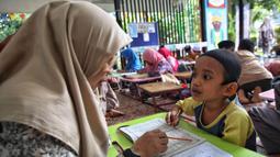 Kegiatan pesantren kilat di Ruang Publik Terpadu Ramah Anak (RPTRA) Malinjo, Jakarta, diadakan sampai dengan tanggal 14 Ramadan. (Liputan6.com/Angga Yuniar)