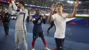 Pemain Prancis Hugo Lloris, Moussa Diaby, dan Antoine Griezmann merayakan kemenangan usai pertandingan melawan Kazakhstan pada kualifikasi grup D Piala Dunia 2022 di stadion Parc des Princes di Paris, Prancis, Minggu (14/11/2021). Prancis menang atas Kazakhstan 8-0. (AP Photo/Michel Euler)