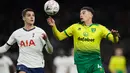 Pemain Norwich City, Ben Godfrey berebut bola dengan penyerang Tottenham Hotspur, Erik Lamela pada putaran kelima Piala FA di Tottenham Stadium, Rabu (4/3/2020). Langkah Tottenham di Piala FA 2019/2020 terhenti setelah kalah adu penalti 2-3 (1-1) dari Norwich. (AP/Kirsty Wigglesworth)