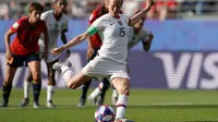 Megan Rapinoe mencetak dua gol dari titik putih untuk memastikan kemenangan Amerika Serikat atas Spanyol pada laga perdelapan final Piala Dunia Wanita 2019. (AFP/Lionel Bonaventure)