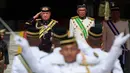 Raja Malaysia ke-17, Sultan Ibrahim Sultan Iskandar dari Johor memberi hormat kepada penjaga kehormatan, di samping Perdana Menteri Malaysia Anwar Ibrahim di Istana Nasional di Kuala Lumpur pada tanggal 31 Januari 2024. (HASNOOR HUSSAIN/POOL/AFP)