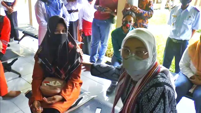 Menteri Ida Fauziyah berbincang dengan salah Satu CPMI, Kartini, yang ingin ke Hongkong. (Foto: Liputan6.com/Hans Bahanan)