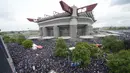 Lautan manusia di sekitar Stadion Giuseppe Meazza saat menggelar pesta juara Inter Milan, Minggu (28/4/2024). (AP Photo/Luca Bruno)