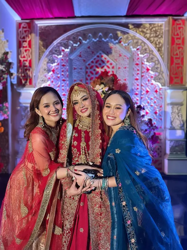 6 Adu Gaya Artis Pakai Baju India Hadiri Resepsi Pernikahan Putri Isnari, Lady Rara hingga Melly Lee