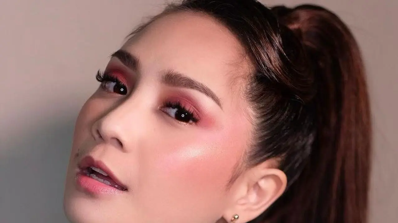 7 Inspirasi Gaya Makeup ala Nagita Slavina, dari Natural hingga Bold
