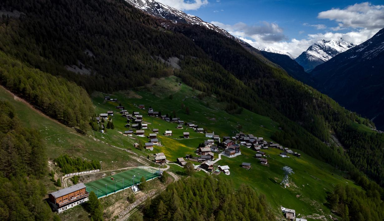 Suasana Stadion Ottmar Hitzfeld di tengah pegunungan Alpen Swiss (14/5/2020). Markas klub FC Gspon tersebut berada  pada ketinggian 2.000 meter di atas permukaan laut. (AFP/Fabrice Coffrini)