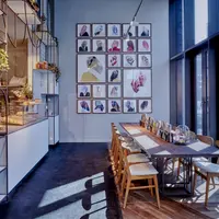 Lindley Bakery dengan menghadirkan meja komunal yang nyaman.