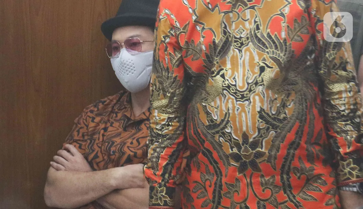 Denny Sumargo menjadi saksi di Pengadilan Negeri Jakarta Selatan, Kamis (7/7/2022). Dalam sidang tersebut, Denny Sumargo terlihat mengenakan kemeja batik lengan pendek serta kacamata yang menjadi ciri khasnya. (Liputan6.com/Herman Zakharia)