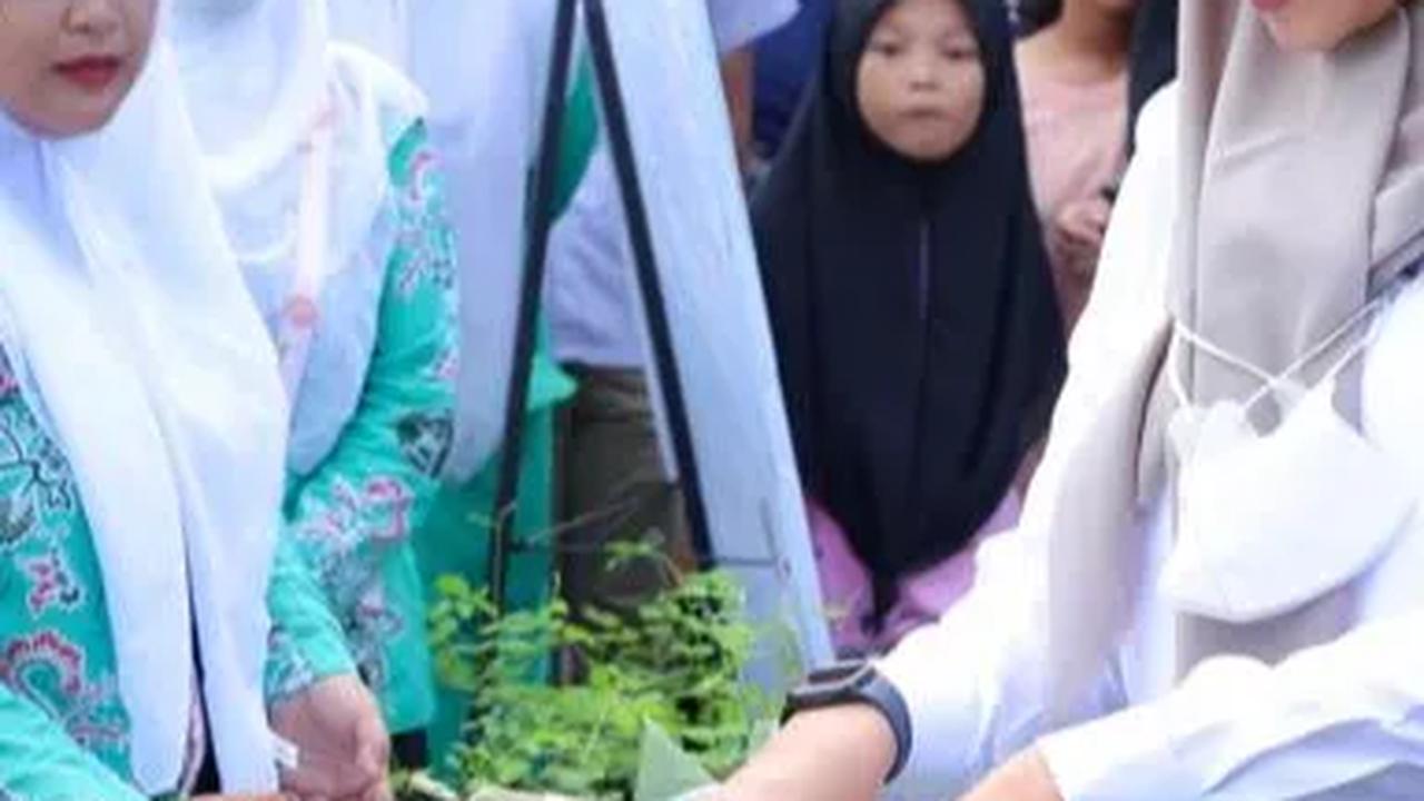 Pasar-pasar takjil digelar di berbagai desa dan kelurahan di Banyuwangi. Aneka makanan dijual di berbagai pasar takjil tersebut.