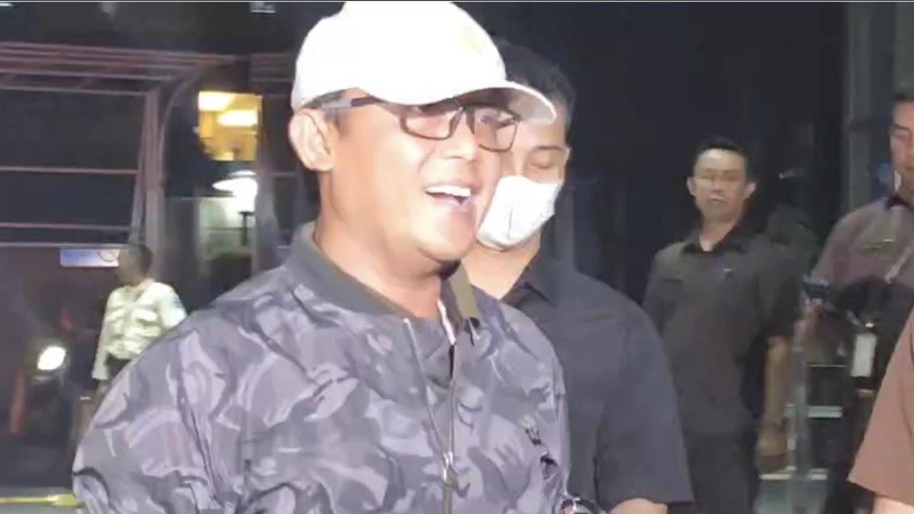 Tampang Bupati Lampung Tengah Ardito Wijaya saat Tiba di KPK Usai Terjerat OTT, Masih Bisa Lempar Senyum