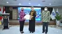 Penyerahan dokumen penugasan untuk BBM dilakukan oleh Ketua BPH Migas Erika Retnowati kepada Direktur Utama PT Pertamina (Persero) Nicke Widyawati. (Dok Pertamina)