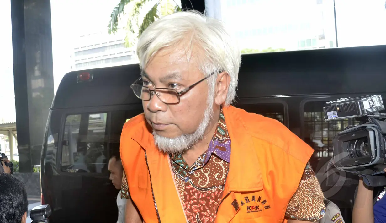 Suroso Atmo Martoyo saat mendatangi kantor KPK, Jakarta, Selasa (12/5/2015). Suroso diperiksa terkait kasus dugaan suap proyek pengadaan zat tambahan bahan bakar tetraethyl lead (TEL) Pertamina tahun 2004-2005.  (Liputan6.com/Helmi Afandi)