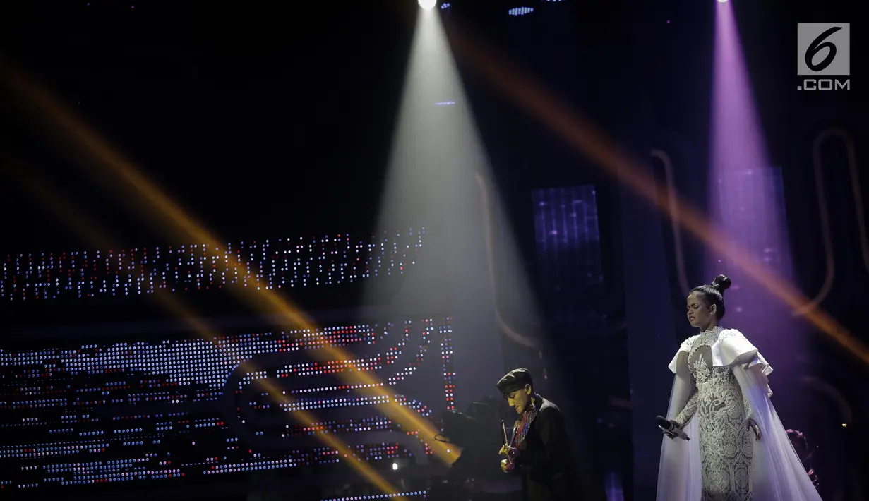 Aksi Putri duet dengan Henry Lamiri dan Delicacy dalam grand finalis Dangdut Academy 4 atau D'Academy 4 di Studio 5 Indosiar, Jakarta, Jumat (19/5). (Liputan6.com/Faizal Fanani)
